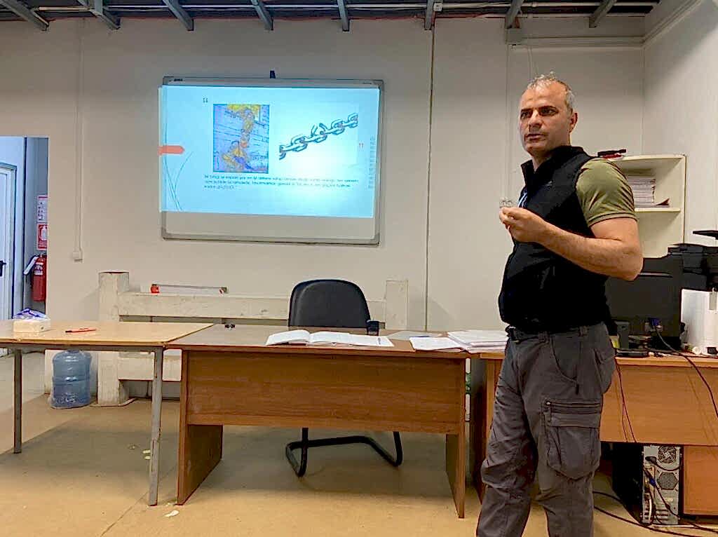 Kürşat Demir, Moskova'da profesyonel güvenlik ve yakın koruma ekibine bir sınıfta teorik taktik eğitim verirken.