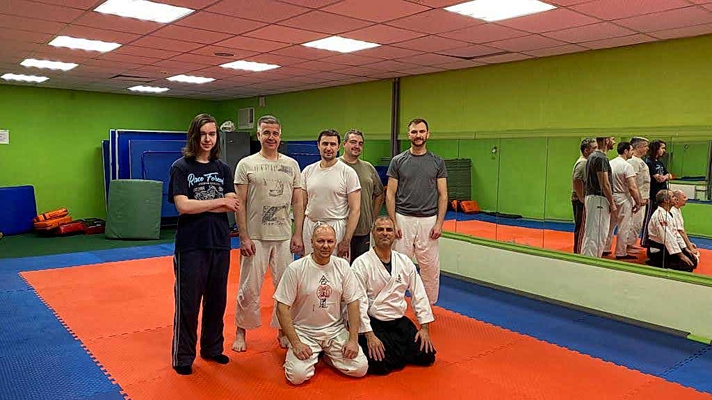 Kürşat Demir, Moskova'da 5. Dan Aikido ustası Sergey Rychkov ve öğrencileri ile bir eğitim ziyareti sırasında dojo'da.