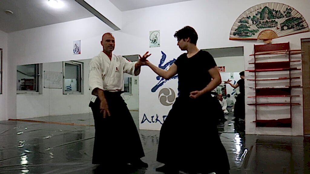 Sensei Kürşat Demir, Antalya Aikizen Dojo'da  ileri seviye bir teknik uygulama (waza) gerçekleştirirken.